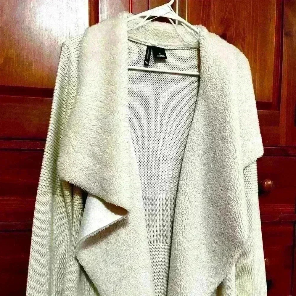 Super soft Cardigan - with faux fur collar - New Directions, Medium. Beautiful!